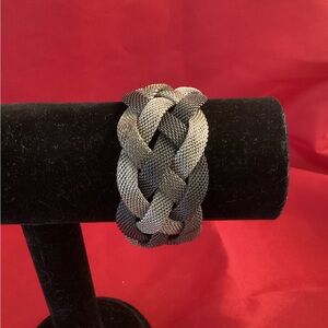 Mesh tricolor metallic bracelet with magnetic closure